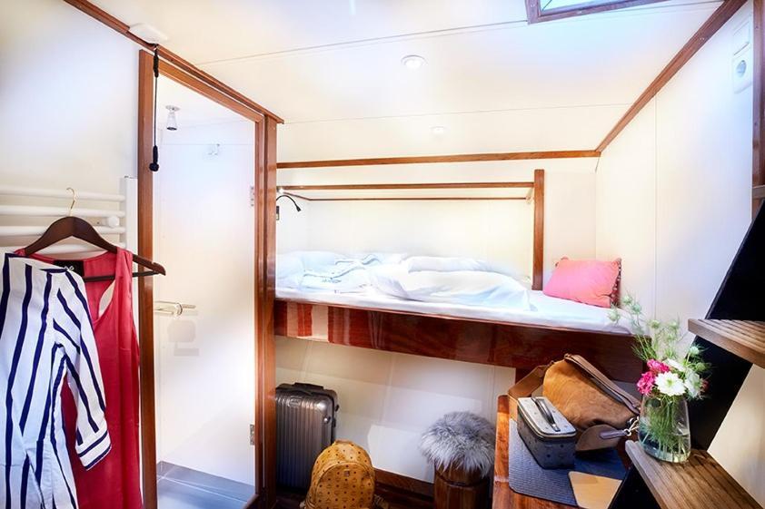 Hotel Segelschiff Loth Lorien Amburgo Esterno foto
