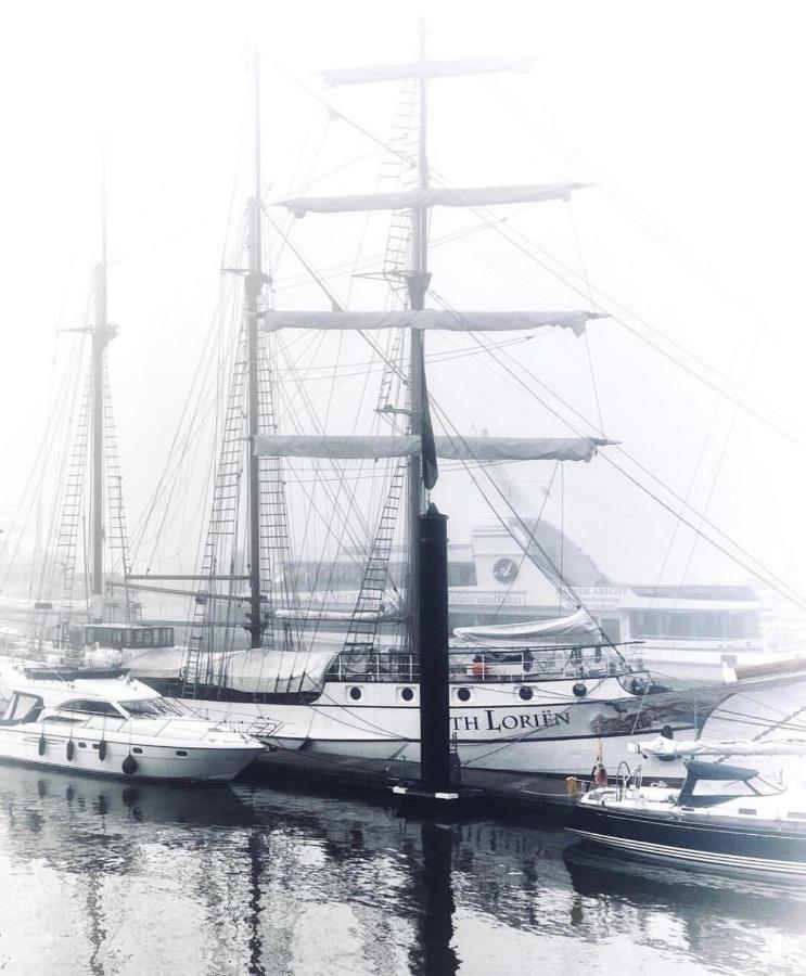 Hotel Segelschiff Loth Lorien Amburgo Esterno foto